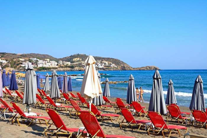 Cât costă un șezlong cu umbrelă pe insulele din Grecia preferate de turiștii români! Prețul pentru o zi de plajă