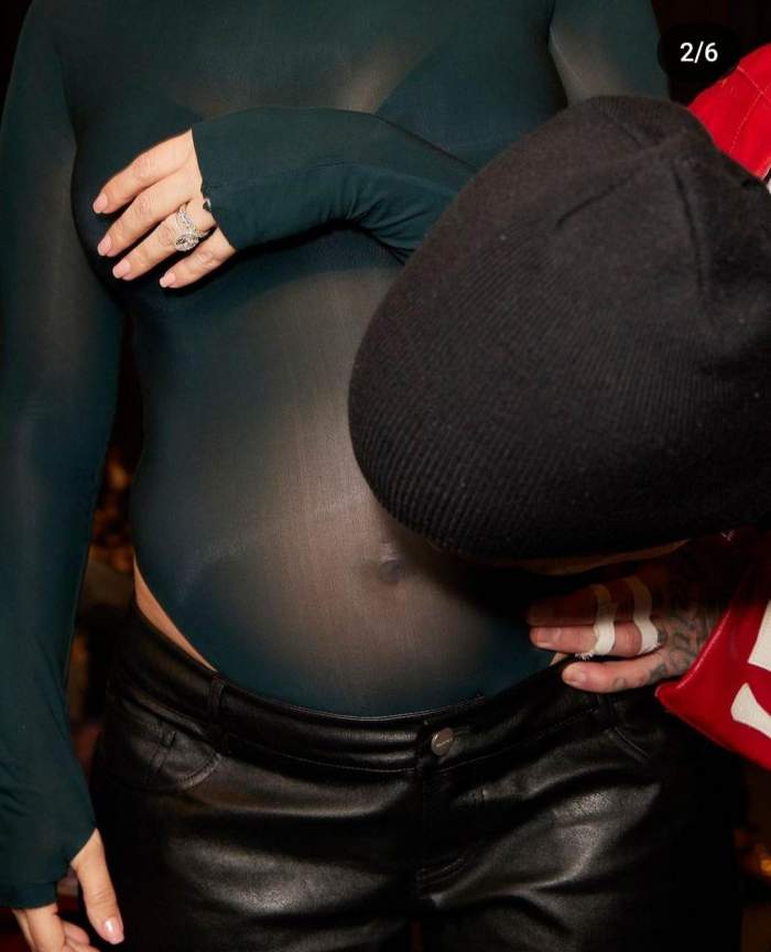 Kourtney Kardashian este însărcinată! Vedeta l-a anunțat pe Travis Barker la un concert că este gravidă / VIDEO