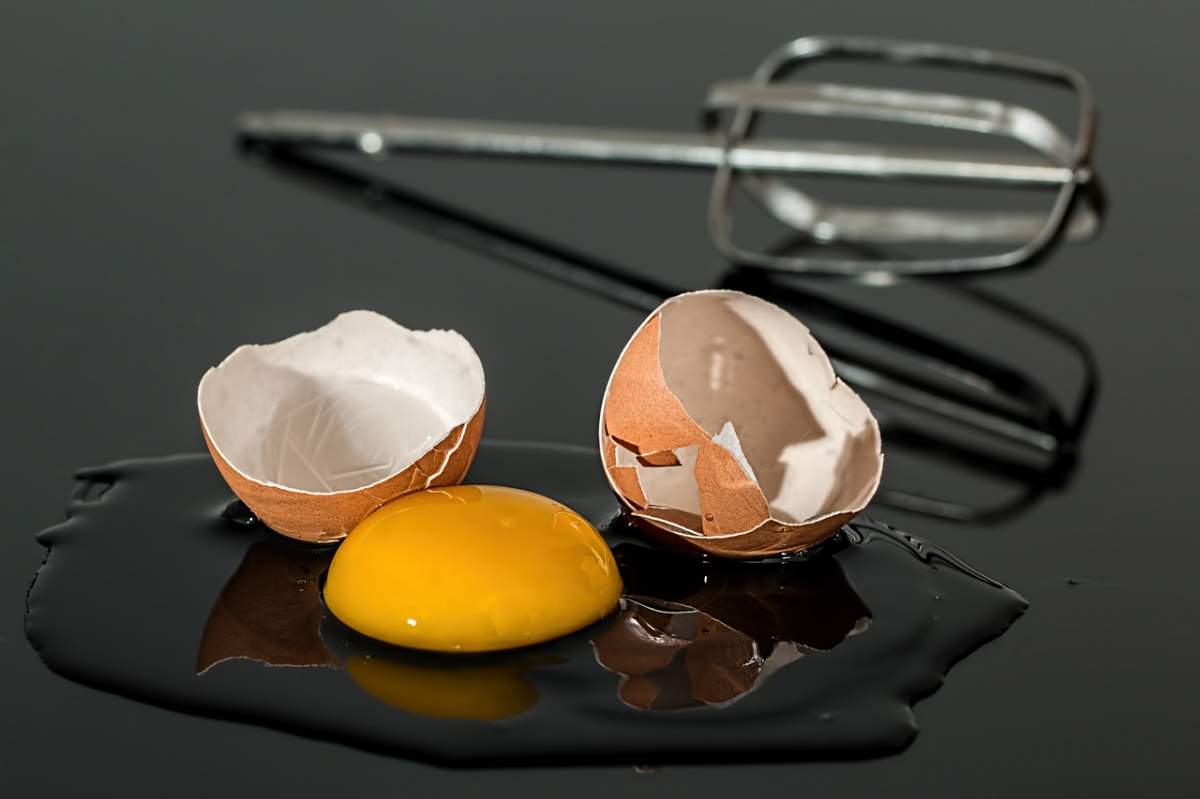 Cum trebuie să spargi oul pentru a evita îmbolnăvirea. Multe gospodine nu cunosc acest detaliu