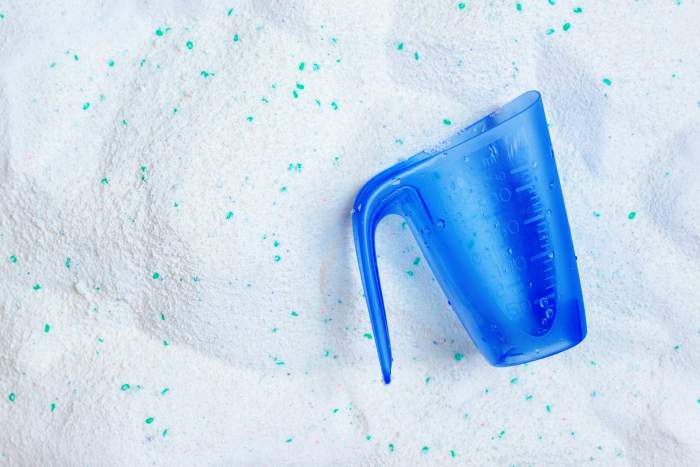De ce nu e bine să pui detergent pudră în mașina de spălat. Toate gospodinele trebuie să știe