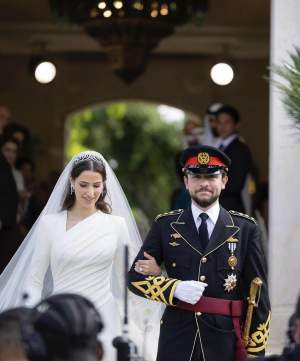 Cum arată rochia de mireasă pe care a purtat-o Rajwa Al-Saif la nunta regală. Soția prințului moștenitor Hussein al Iordaniei este atentă la detalii / FOTO