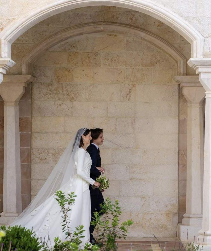 Cum arată rochia de mireasă pe care a purtat-o Rajwa Al-Saif la nunta regală. Soția prințului moștenitor Hussein al Iordaniei este atentă la detalii / FOTO