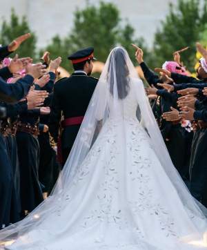 Cum arată rochia de mireasă pe care a purtat-o Rajwa Al-Saif la nunta regală. Soția prințului moștenitor Hussein al Iordaniei este atentă la detalii / FOTO