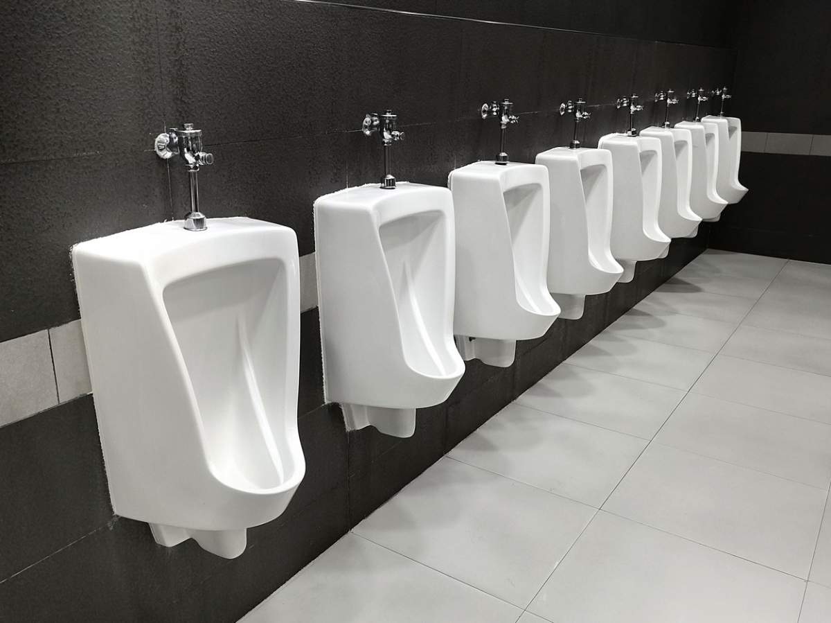 pisoarele din toaleta publică