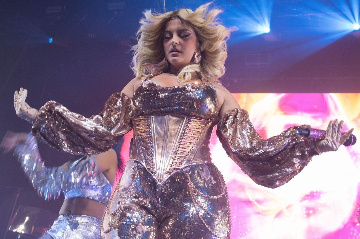 Bebe Rexha a fost lovită în față cu un telefon mobil! Incidentul a avut loc în timpul concertului de la New York / VIDEO