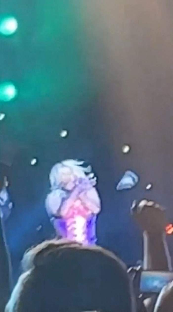 Bebe Rexha a fost lovită în față cu un telefon mobil! Incidentul a avut loc în timpul concertului de la New York / VIDEO