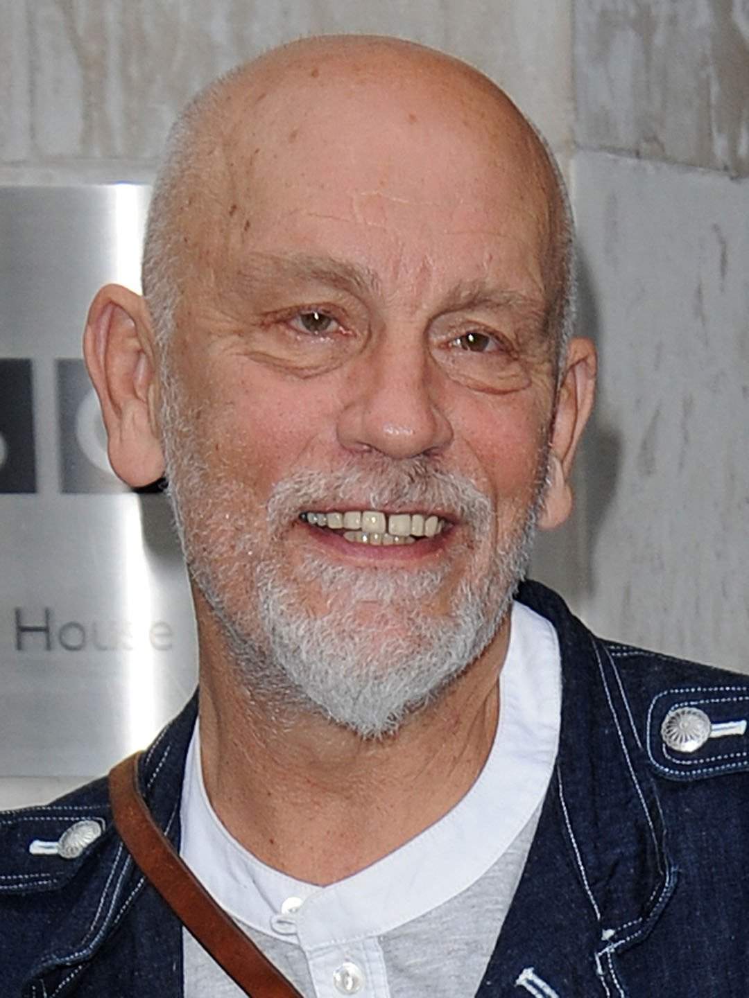 John Malkovich se află chiar acum în România! Cum poţi apărea în filmul "Cravata galbenă”, alături de actorul de la Hollywood