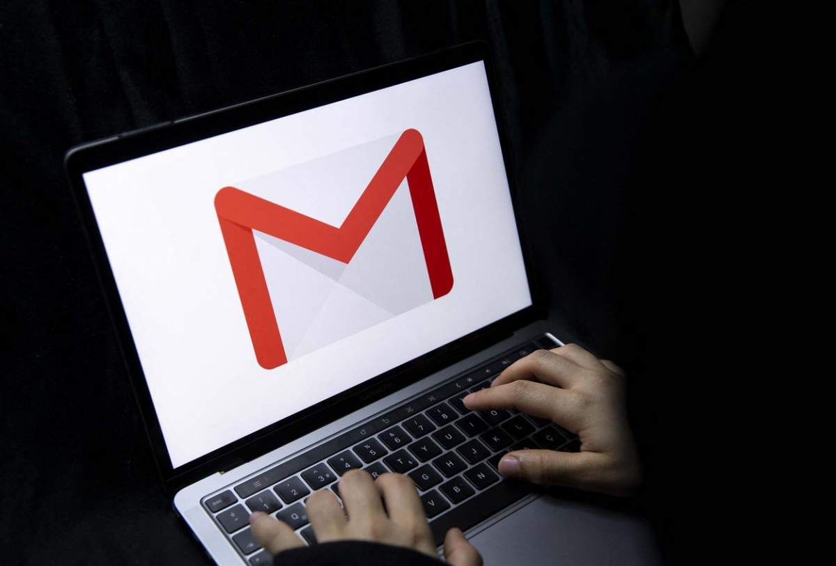 Un laptop cu Gmail deschis