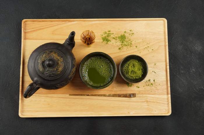Pudră de ceai verde matcha cu un tel și o linguriță din bambus, așa cum este folosit într-o ceremonie tradițională japoneză a ceaiului