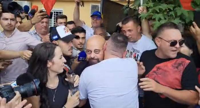Imagini exclusive! Cristian Popescu Piedone a ieșit din spatele gratiilor! Fostul primar al sectorului 5 a fost așteptat de familie la poarta închisorii / PAPARAZZI