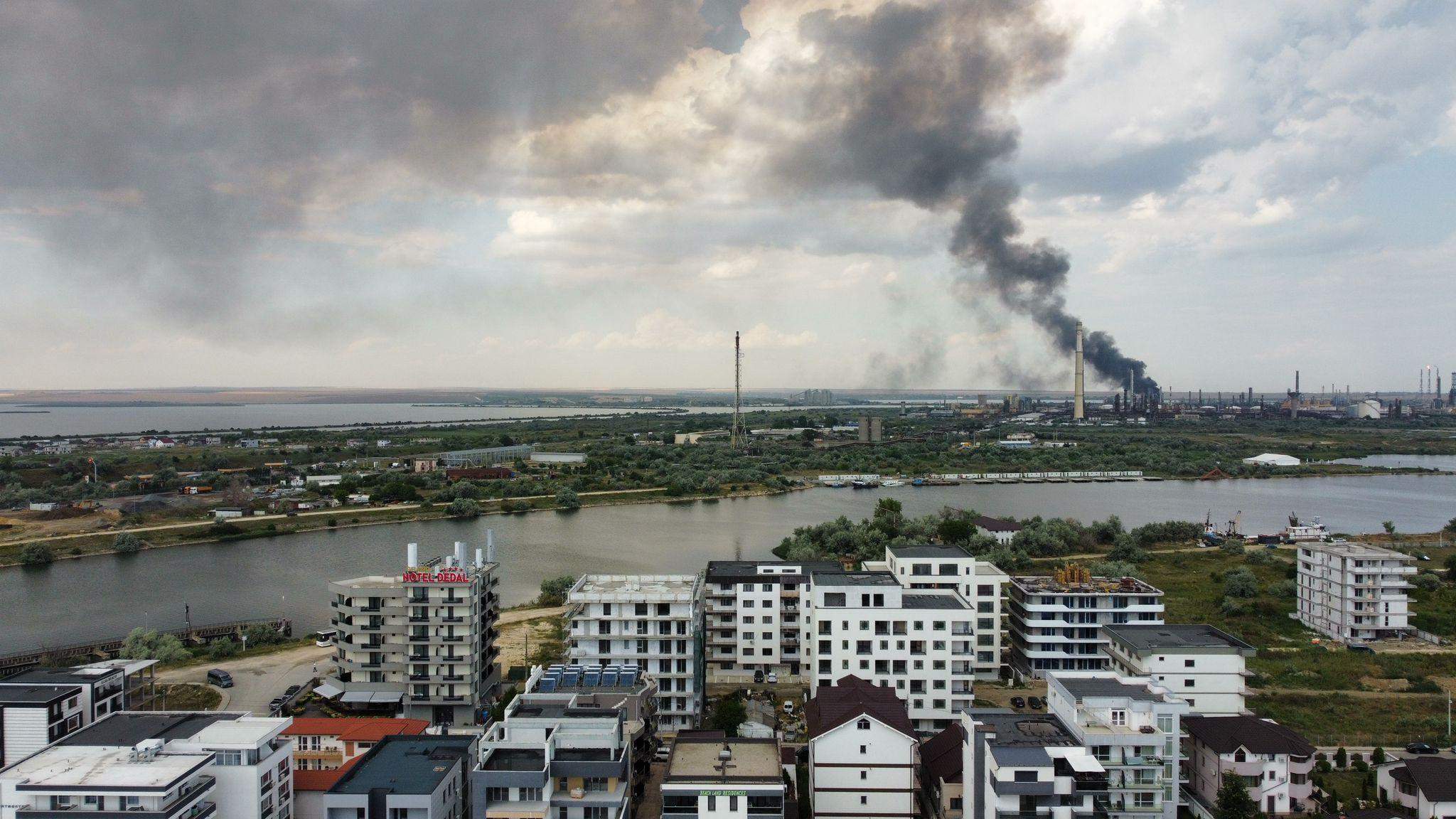 Explozie și incendiu la Petromidia, în Constanța! Angajații se aflau la muncă în timpul incidentului. Autotitățile au activat planul roșu de intervenție / FOTO