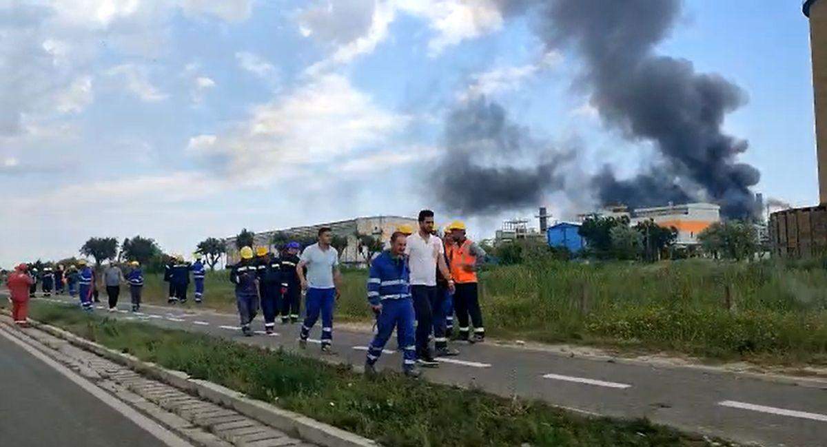 Explozie și incendiu la Petromidia, în Constanța! Angajații se aflau la muncă în timpul incidentului. Autotitățile au activat planul roșu de intervenție / FOTO