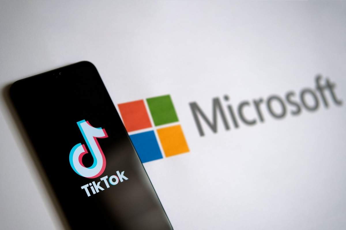 smartphone cu aplicatia tik tok pe fundal imagine microsoft