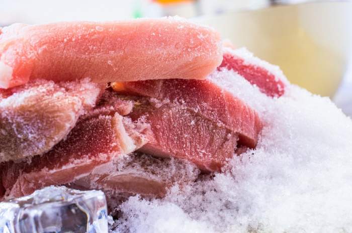 Metoda prin care decongelezi carnea în 5 minute. Trucul folosit de cei mai pricepuți bucărari