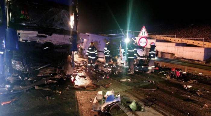 Accident mortal în Sibiu! Doi tineri și-au pierdut viața, după ce mașina lor a intrat într-un TIR. Șoferul nu avea permis de conducere / FOTO