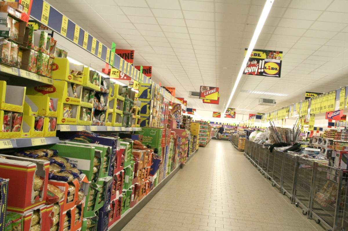 Produse pe rafturi în supermarket