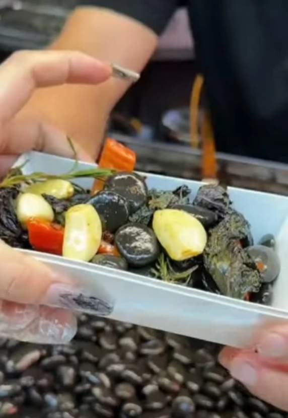 Cât costă o porție de pietre prăjite, noua "delicatesă" din China. Preparatul a devenit viral pe internet: "Suge şi aruncă" / VIDEO