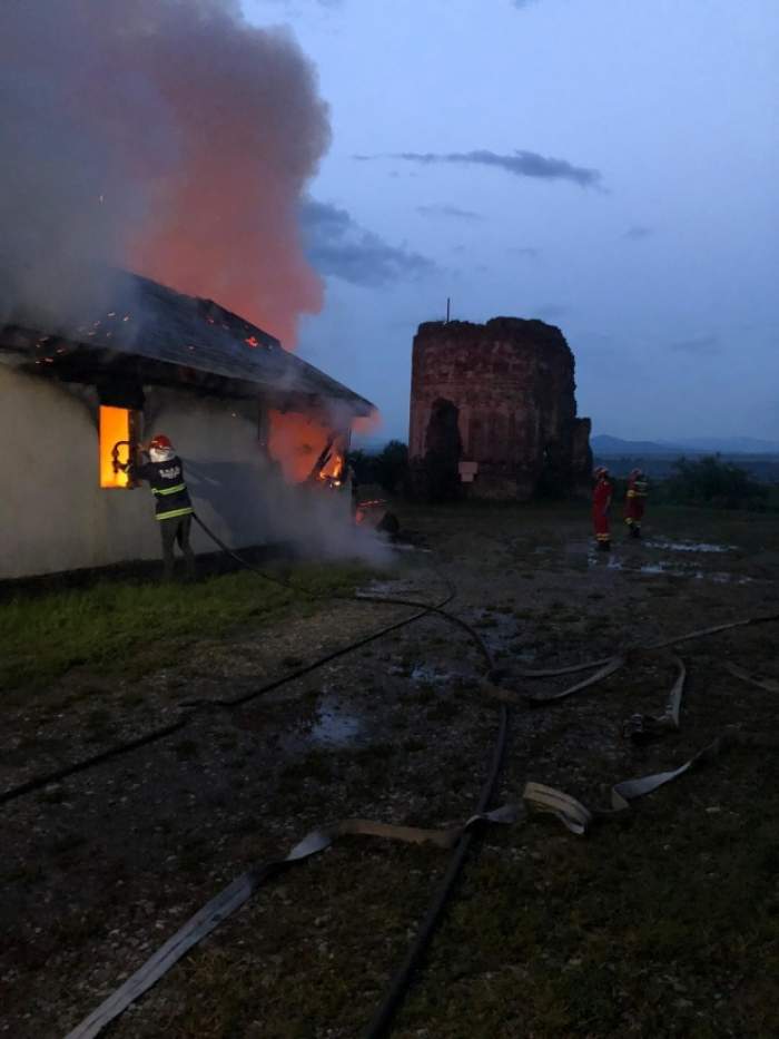Incendiu puternic la Mănăstirea Pângărați din Neamț! Clădirea a fost lovită de un trăsnet. Flăcările s-au extins / FOTO