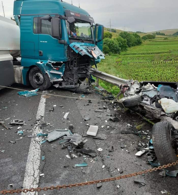 Două persoane au murit pe loc într-un accident rutier grav între Oradea și Cluj-Napoca. Mașina lor a intrat într-o cisternă / FOTO