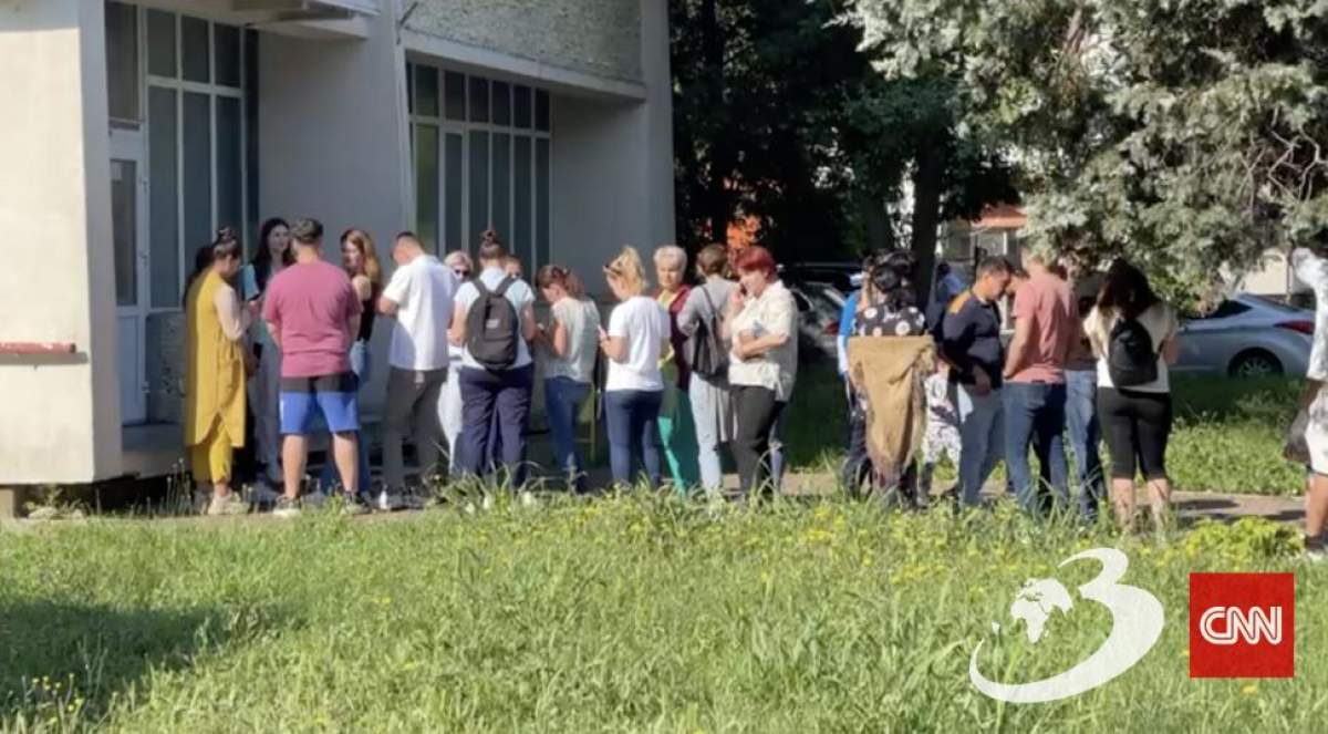 oamenii stau la coadă în Craiova