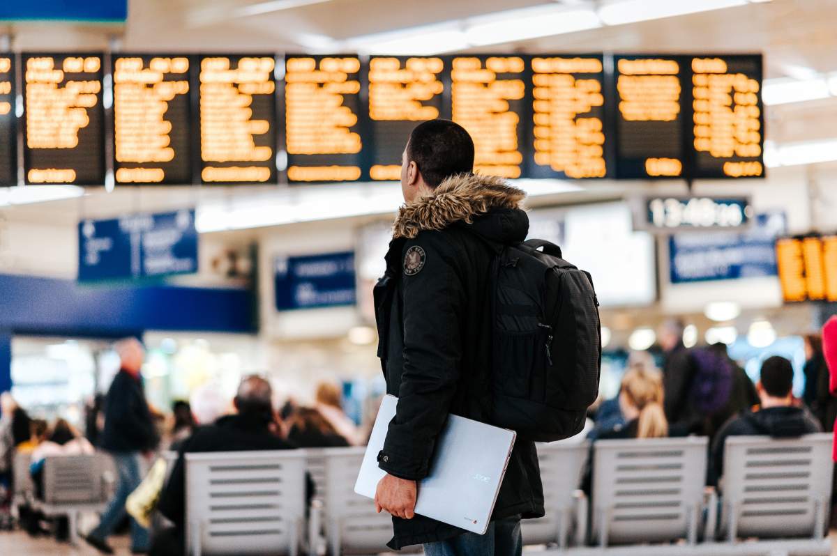 un bărbat în aeroport