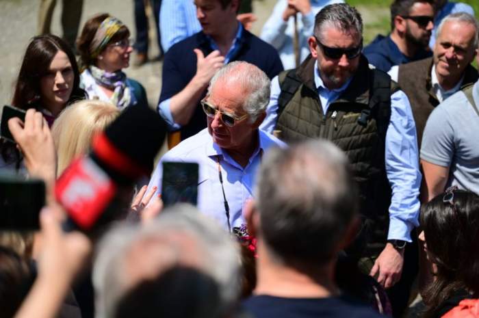 Regele Charles al III-lea, înconjurat de zeci de localnici la picnicul de la Valea Zălanului. Imagini cu suveranul britanic / VIDEO