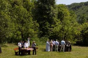 Regele Charles al III-lea, înconjurat de zeci de localnici la picnicul de la Valea Zălanului. Imagini cu suveranul britanic / VIDEO