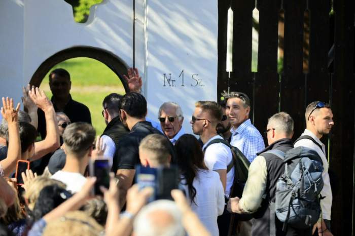 Cea de-a treia zi de vizită a Regelui Charles al III-lea în România. Suveranul britanic a salutat sute de turişti şi localnici / FOTO