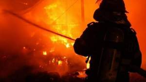 Incendiu devastator la Mănăstirea Turnu din Prahova. Flăcările au distrus chiliile și casa parohială: ”Mi-a spus să ne pregătim” / VIDEO