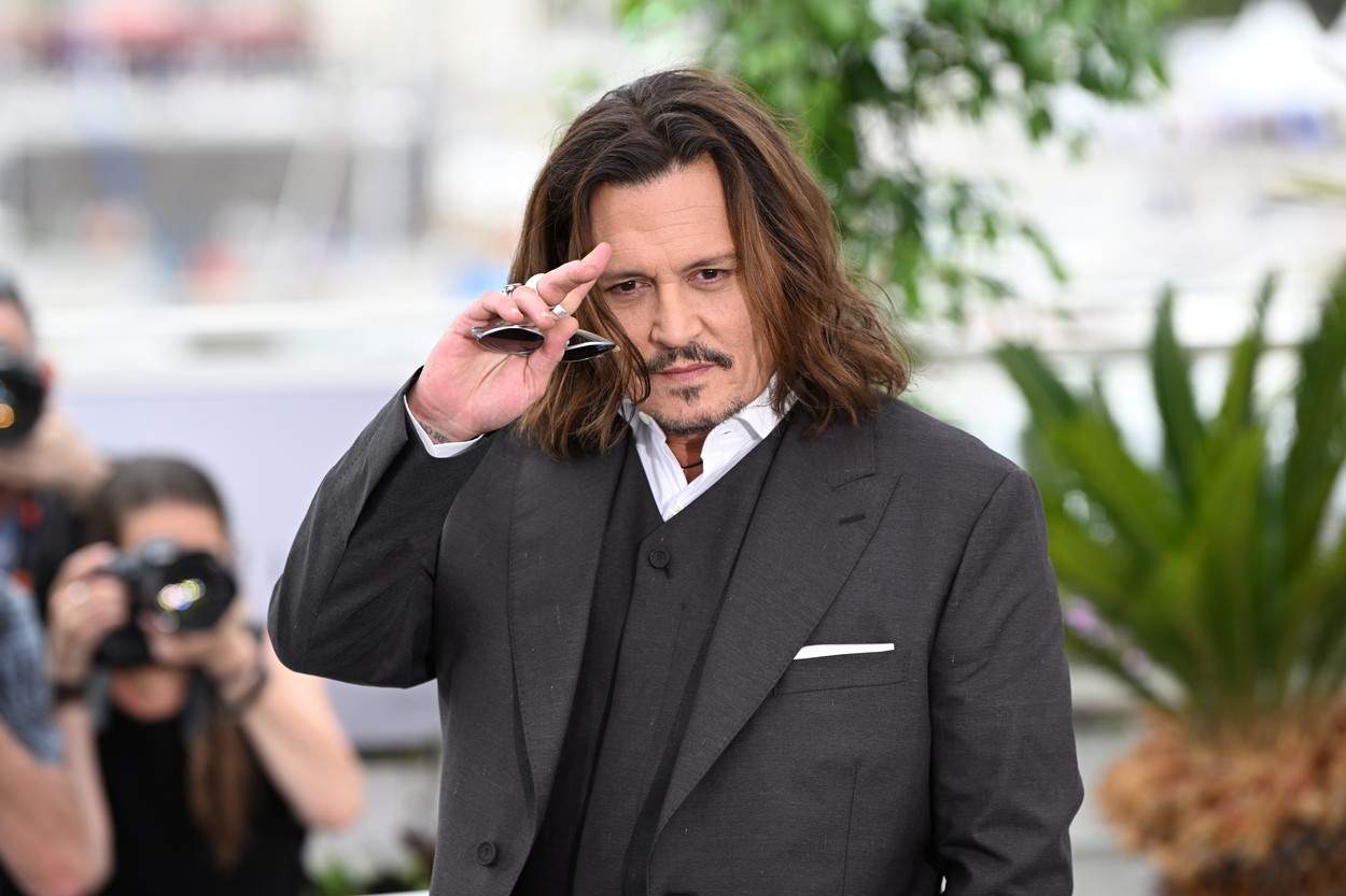 Cum s-a apucat Johnny Depp de cântat. Starul a venit România: „Când i-am văzut pe băieţi pe scenă am zis...” / VIDEO