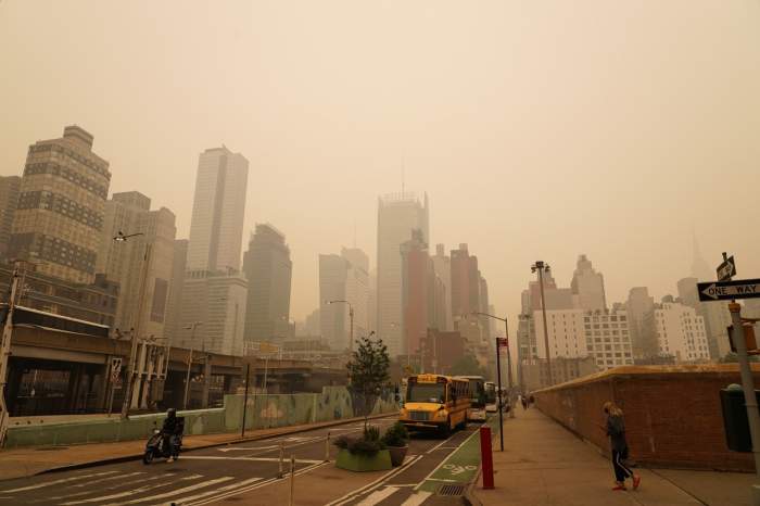 Imagini apocaliptice la New York! Oamenii nu mai ies din casă, pentru că nu mai pot respira / VIDEO