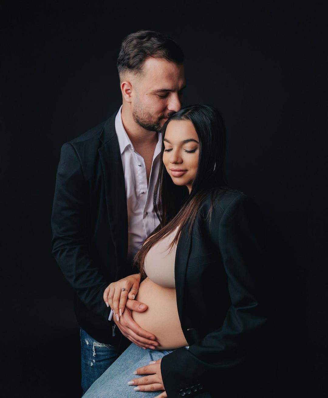 Adriana Simionescu, fotografie emoționantă cu burtica de gravidă și soțul ei. Fiica lui Adrian Minune, pregătită să nască / FOTO