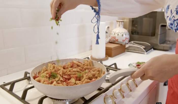 Rețeta de paste cu legume și cârnați chorizo a Andreei Marin. Vedeta a dezvăluit secretul preparatului: „O bunătate!”