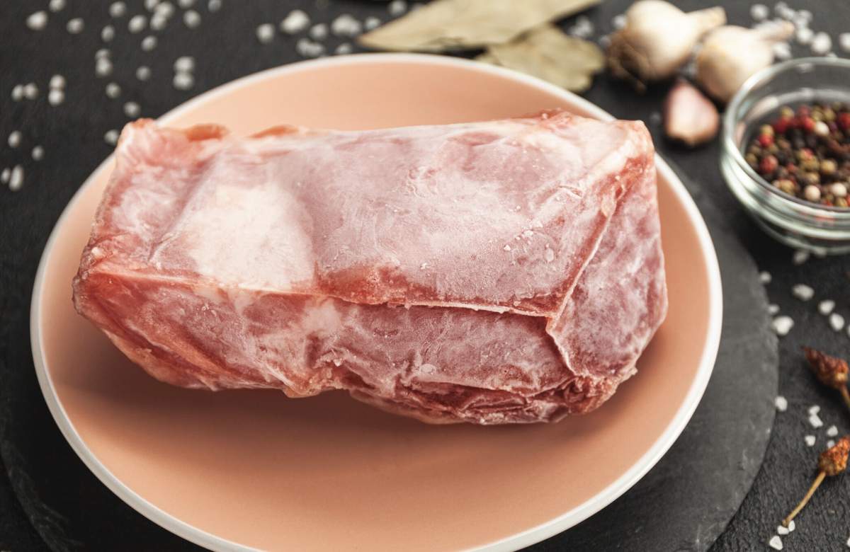 De ce nu este bine să dezgheți carnea la temperatura camerei. Ce semnal de alarmă trag specialiștii și cum trebuie să procedezi
