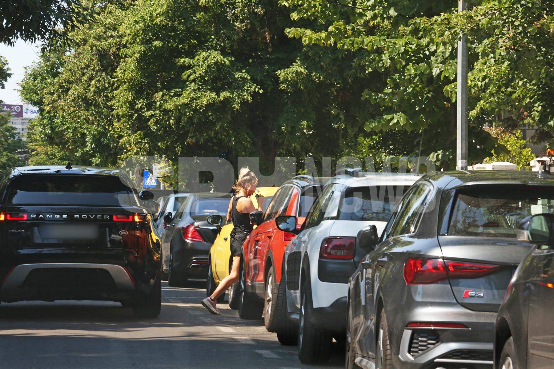 Corina Bud atrage toate privirile, chiar și atunci când nu este pe scenă. În prejma cui a fost surprinsă artista / PAPARAZZI