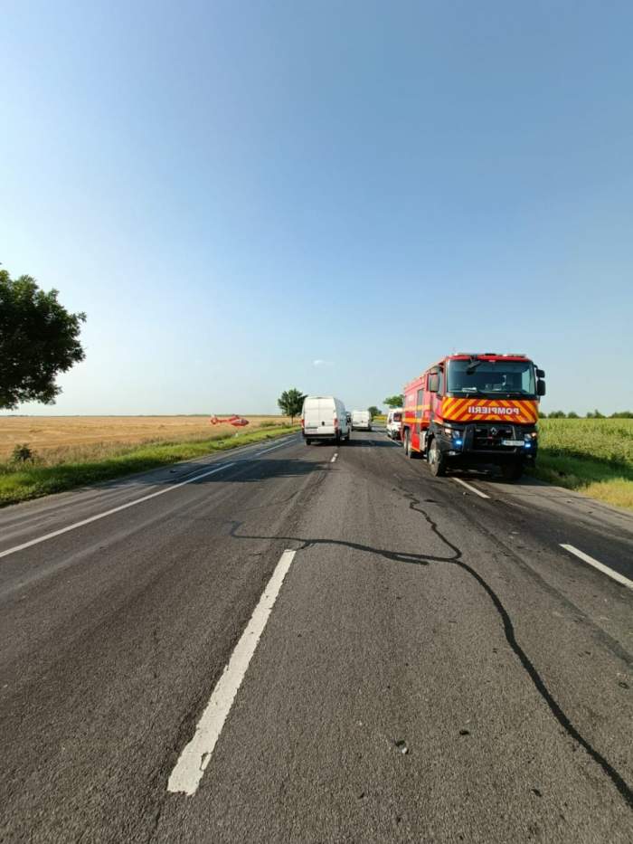 Accident grav pe drumul european E85. Un bărbat de 45 de ani a murit, după ce mașina lui a fost strivită de o cisternă / FOTO