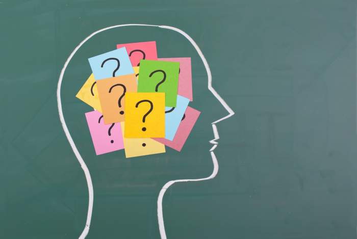 Un creier cu cartonale colorate cu semnul întrebării