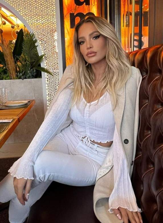 iulia salagean la un restaurant