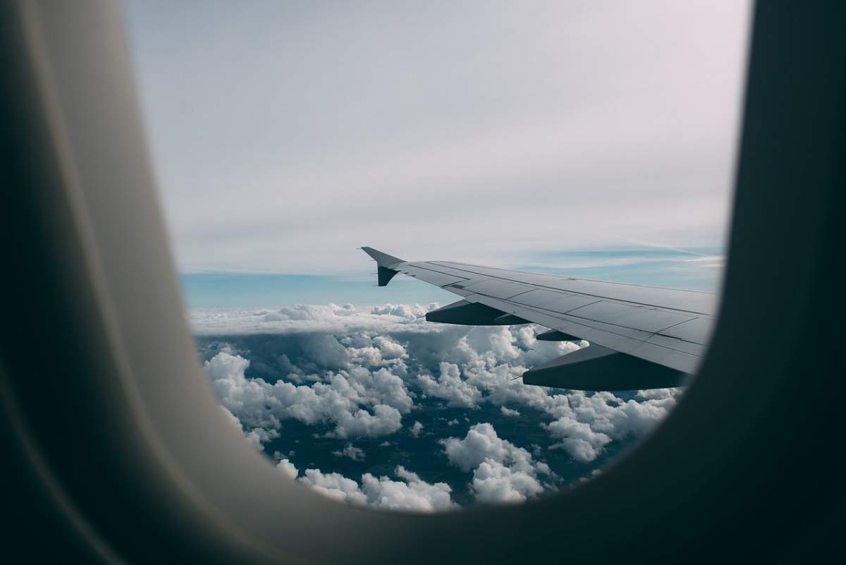 La ce riscuri te expui dacă stai pe scaunul de la geam, în timpul zborului. Mulți români nu știu acest detaliu