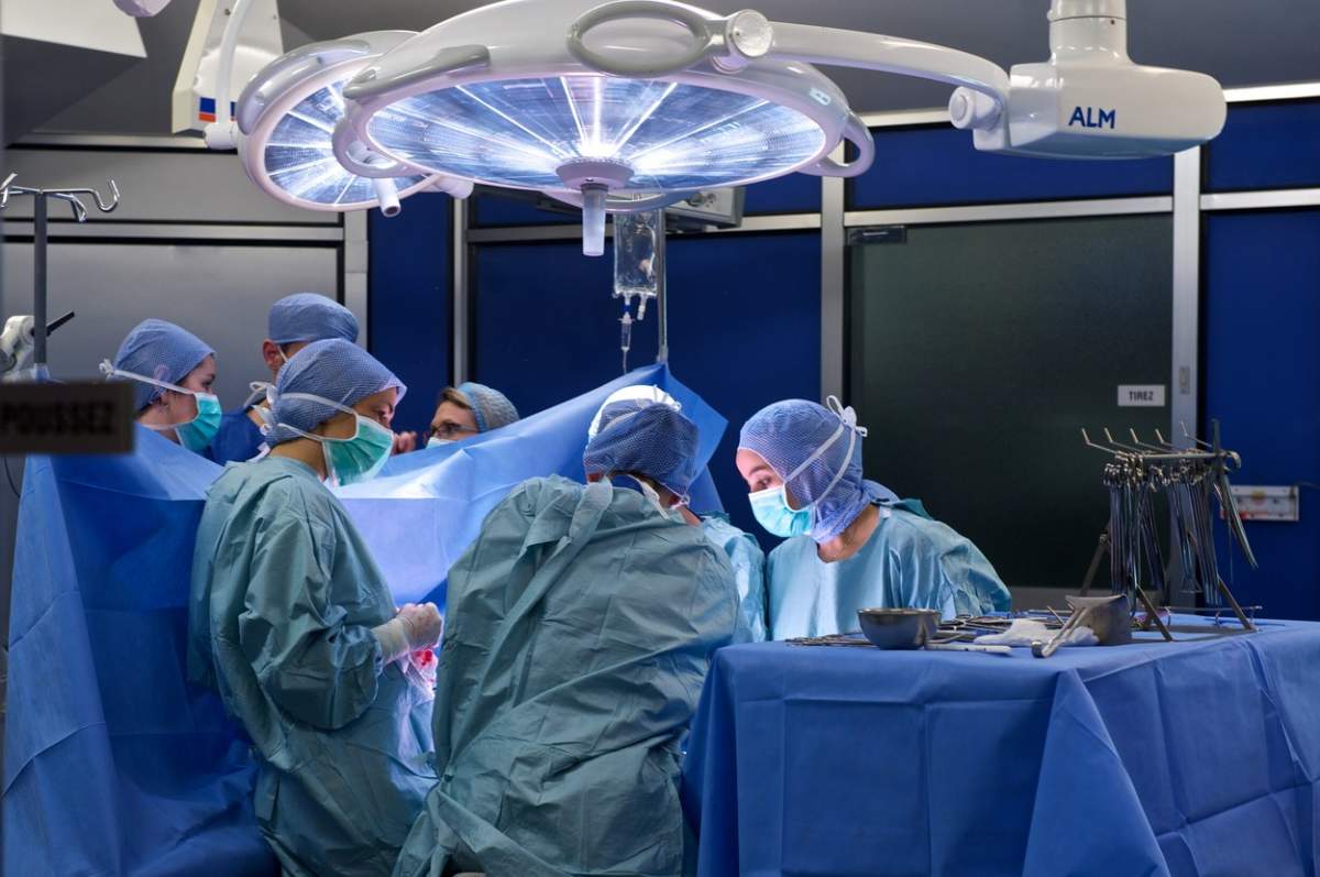 un grup de medici in operație