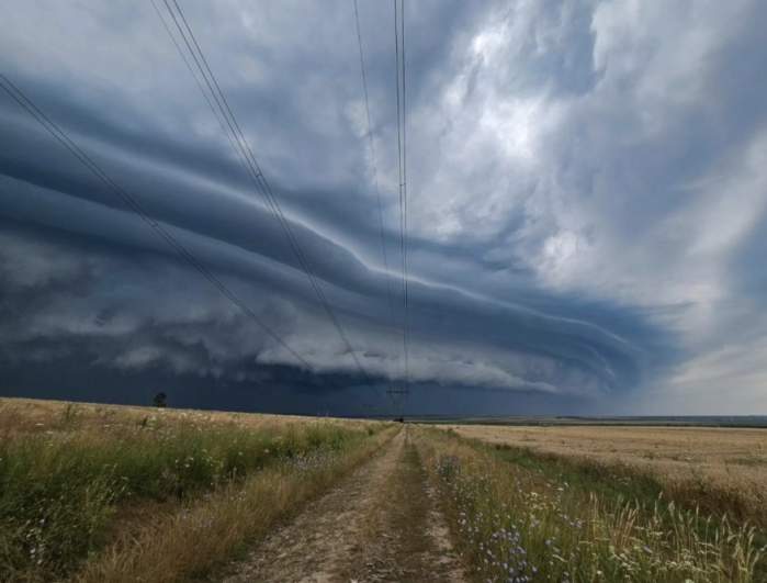 Un nou fenomen, surprins pe cerul României! Fotografiile impresionante au ajuns virale pe internet / FOTO