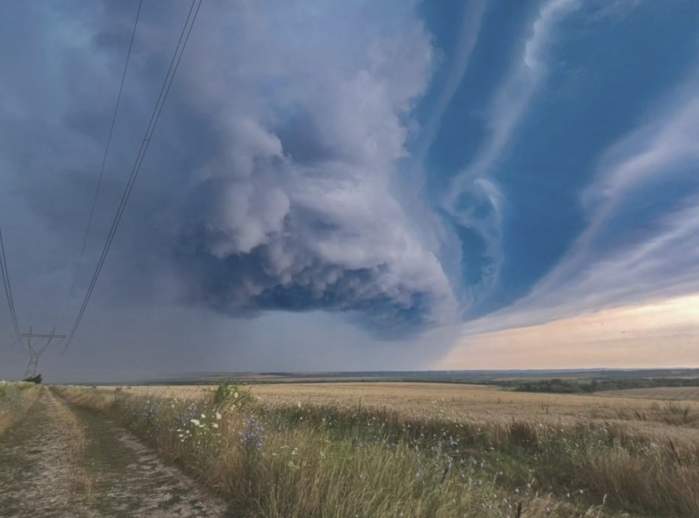 Un nou fenomen, surprins pe cerul României! Fotografiile impresionante au ajuns virale pe internet / FOTO