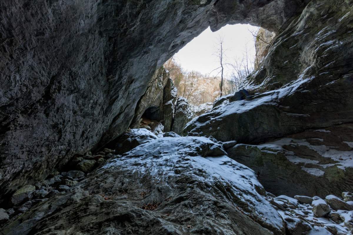 Locul din România unde se află peștera din care se aud sunete ciudate, care nu au putut fi explicate