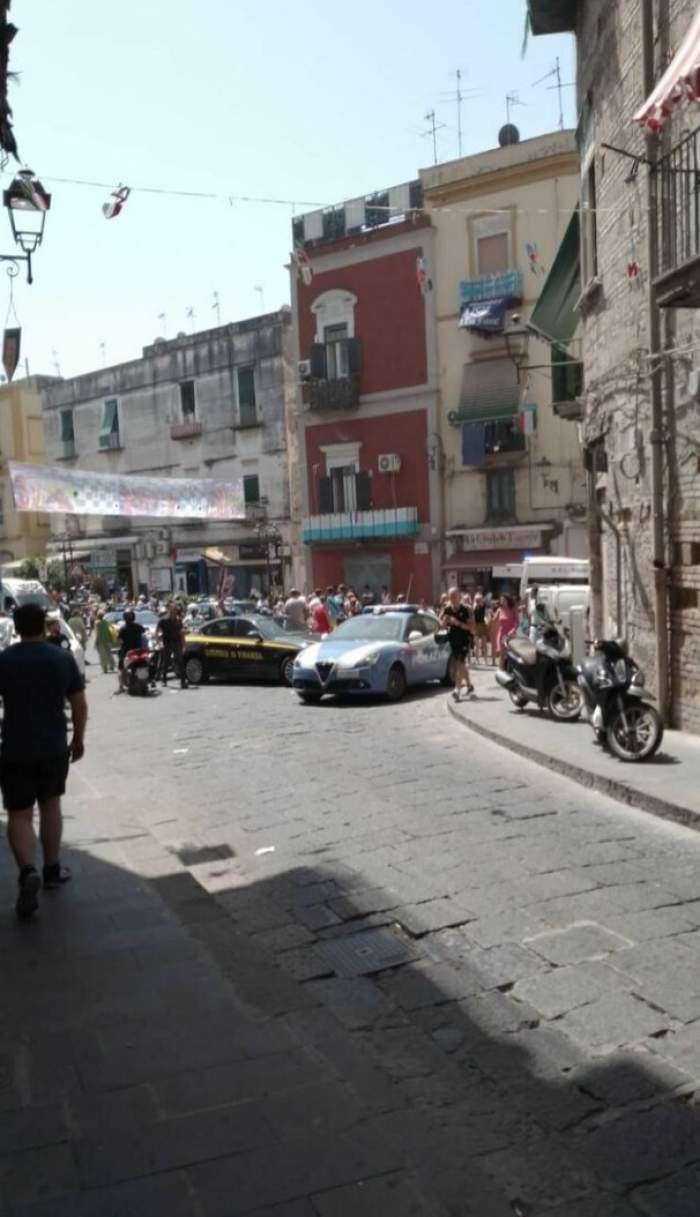 Panică în Italia, în apropiere de Napoli! Un bloc s-a prăbușit. Autoritățile au intervenit să îi scoată pe oameni de sub dărâmături / FOTO
