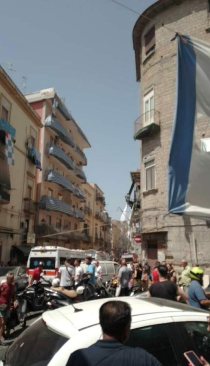 Panică în Italia, în apropiere de Napoli! Un bloc s-a prăbușit. Autoritățile au intervenit să îi scoată pe oameni de sub dărâmături / FOTO
