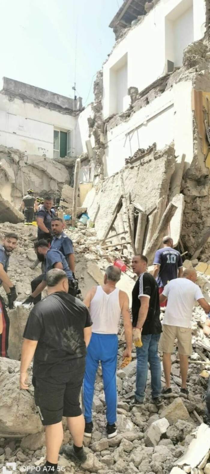 Panică în Italia, în apropiere de Napoli! Un bloc s-a prăbușit. Autoritățile au intervenit să îi scoată pe oameni de sub dărâmături / FOTO