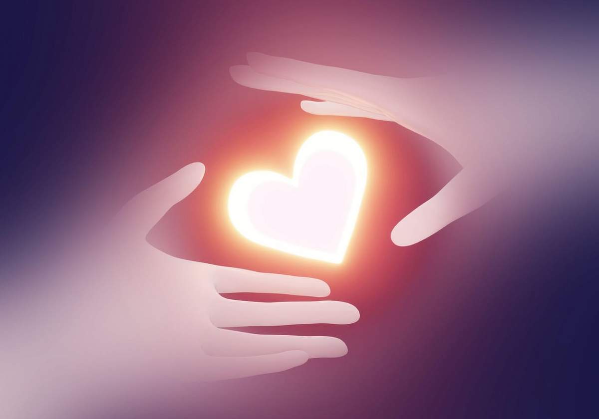 O persoană trece o altă inimă din mână în mână.