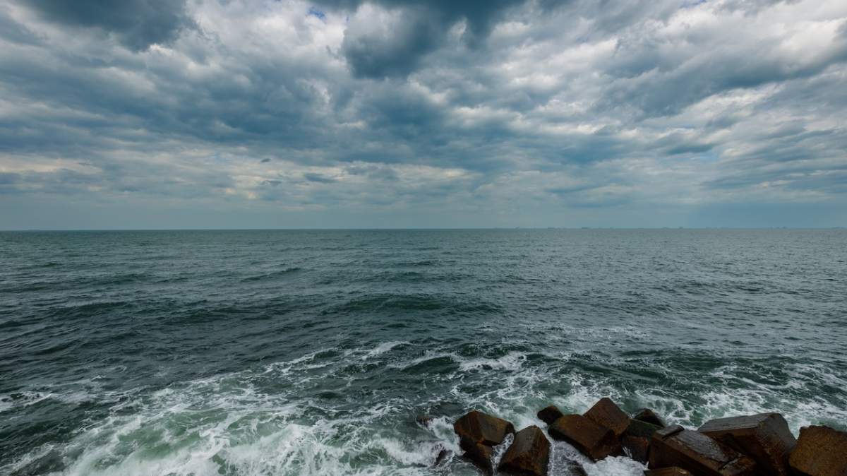 Nori si ploaie peste Marea Neagra in Constanta