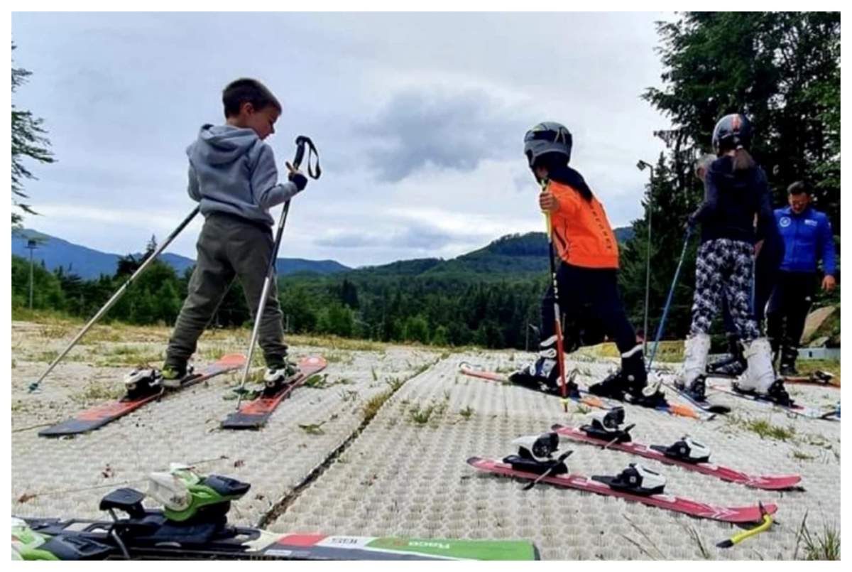 Locul din România unde se schiază în iulie. Iubitorii sporturilor de iarnă trebuie să ajungă aici