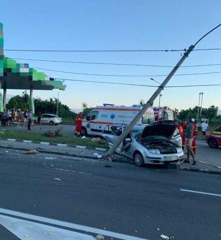 O femeie din Brașov a murit, după ce două mașini s-au ciocnit cu putere. Printre persoanele implicate în accident se numără și un copil / FOTO